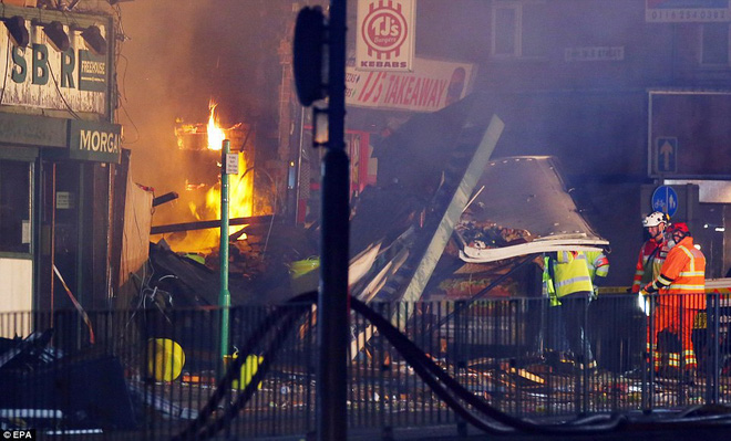 Ảnh: Nổ lớn san phẳng cửa hàng ở Anh, nhiều người bị vùi lấp